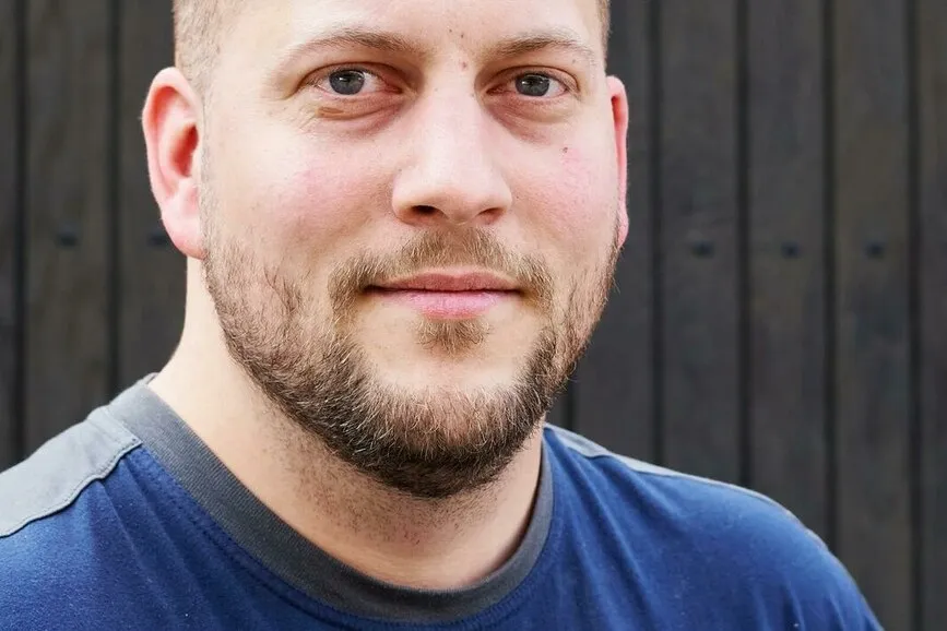 Porträtfoto von Tischlermeister Fabian Bade.